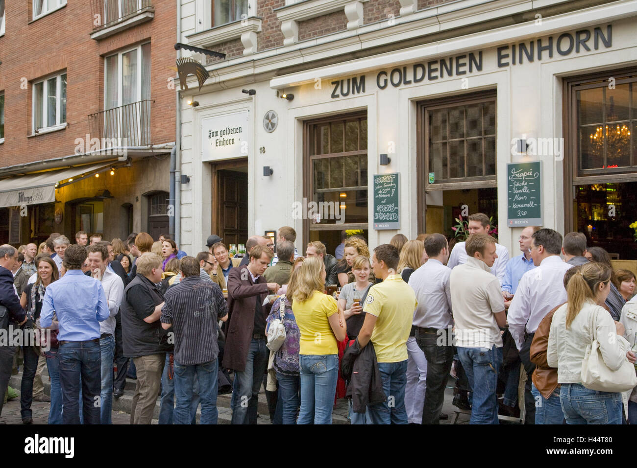 Bar ", der goldenen Einhorn", bar, Bier-Bars auf der Ratinger Straße, Altstadt, Düsseldorf, Nordrhein-Westfalen, Deutschland Stockfoto