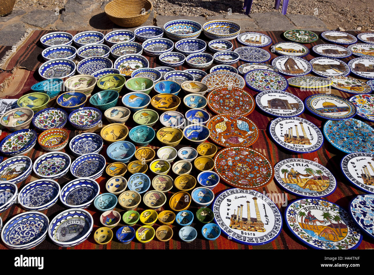 Syrien, Bosra, Säulenstrasse, Souvenirverkauf, Keramik waren, Stockfoto