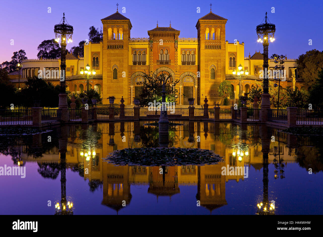 Spanien, Andalusien, Sevilla, Parque de Maria Luisa, Palacio Mudejar, Beleuchtung, Abend, Stockfoto
