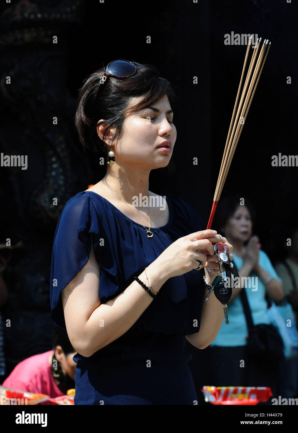 Frau, Räucherstäbchen, Angebot, Taipeh, Taiwan, Stockfoto