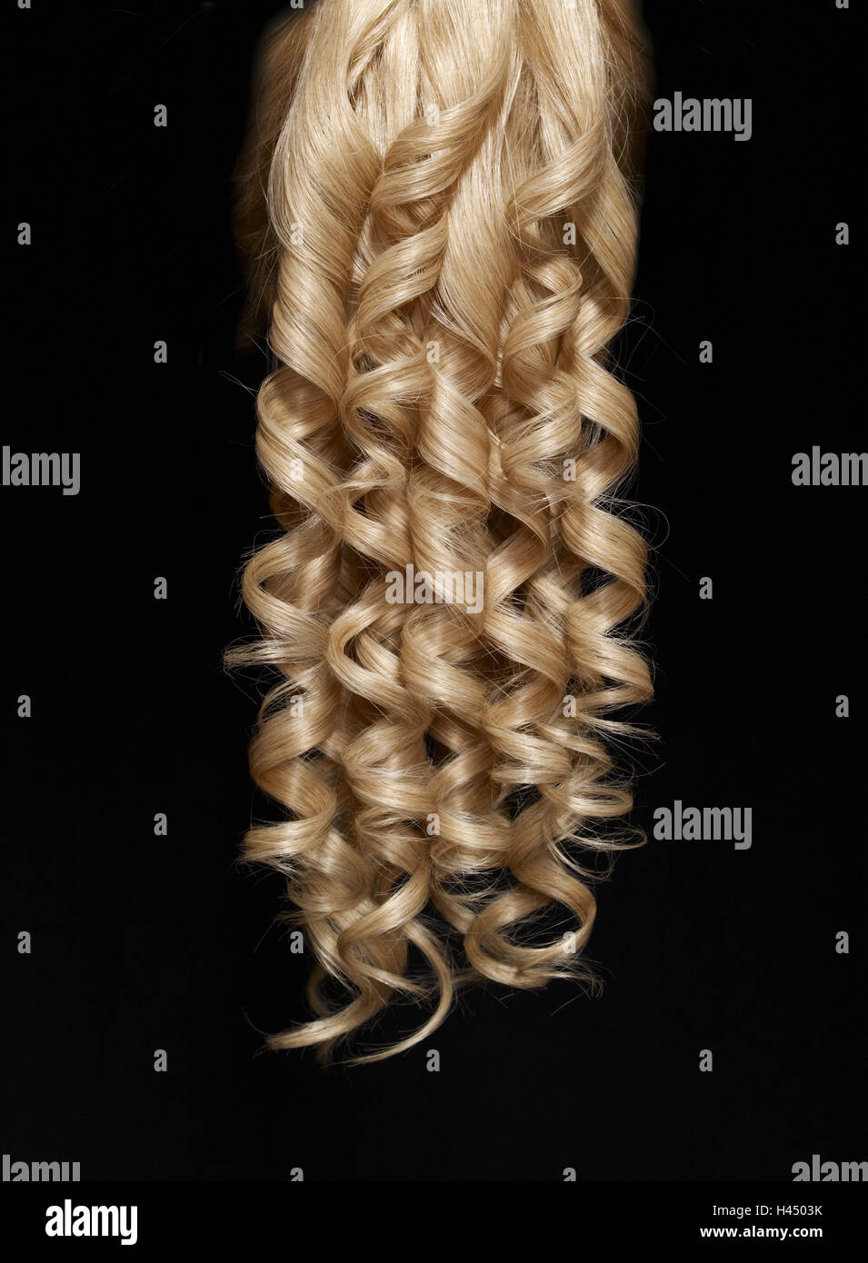 Blonde Haare, lange locken, schwarzer Hintergrund, Stockfoto