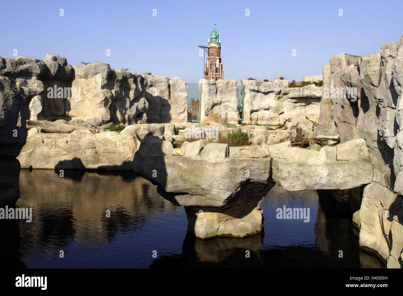 Deutschland, Bremerhaven, Zoo am Meer, ungedeckten Bereich, tierische Grotten, Leuchtturm, Norddeutschland, Europa, Reisen, Reiseziel, Reiseziel, Stadt, Ort von Interesse, Gehäuse, Tiergehege, Felsen, Wasser, Turm, draußen, menschenleer, Stockfoto