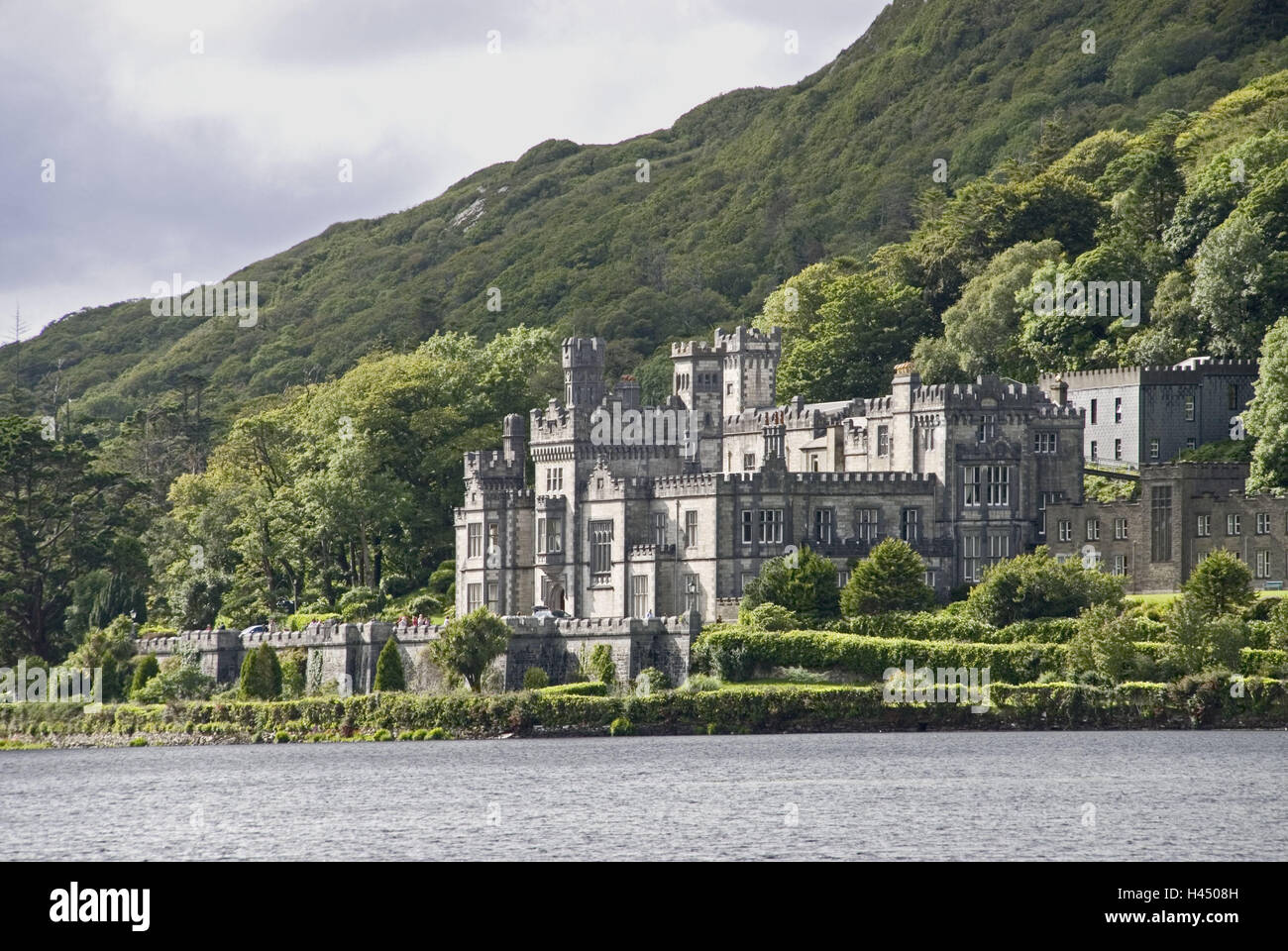 Irland, Küste, Connemara, Kylemore Abbey, Kylemore Sole, Connacht, Galway, Kloster, Abtei, das Benediktinerkloster, Struktur, Ort von Interesse, Landschaft, See, Wasser, menschenleer, Stockfoto