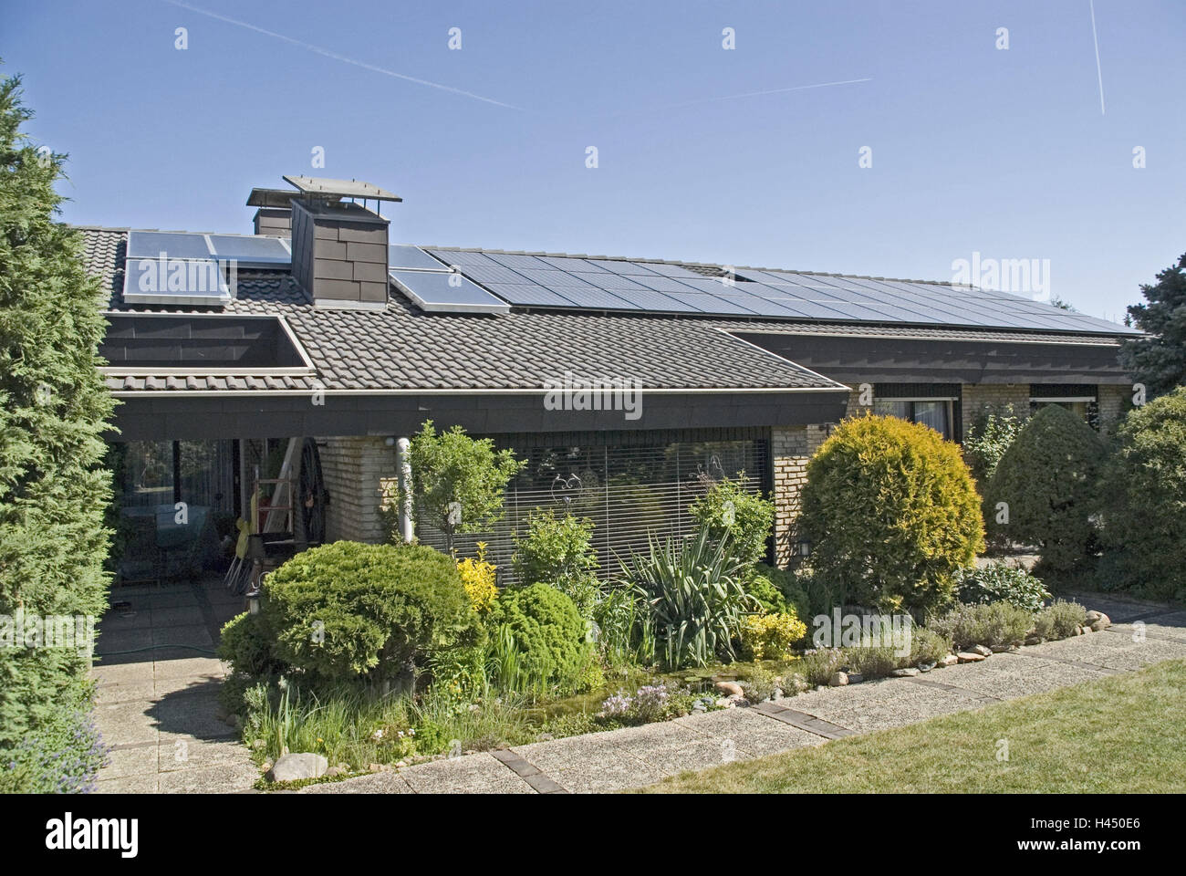 Energie, Solarenergie, Photovoltaik, Einfamilienhaus, Dach, Stockfoto