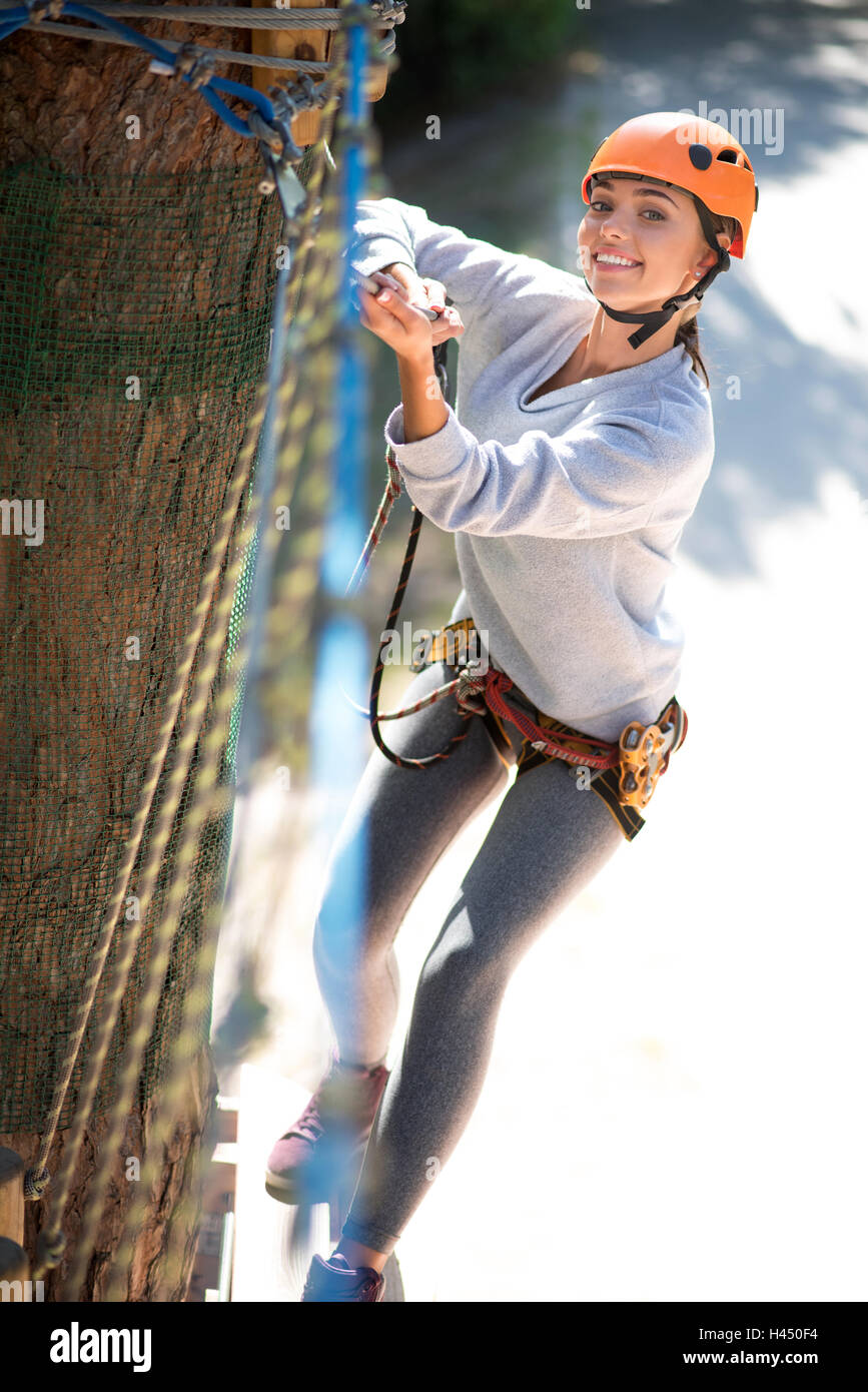 Geschickte selbstbewusste Frau genießen Aktivitäten mit hohem Risiko Stockfoto