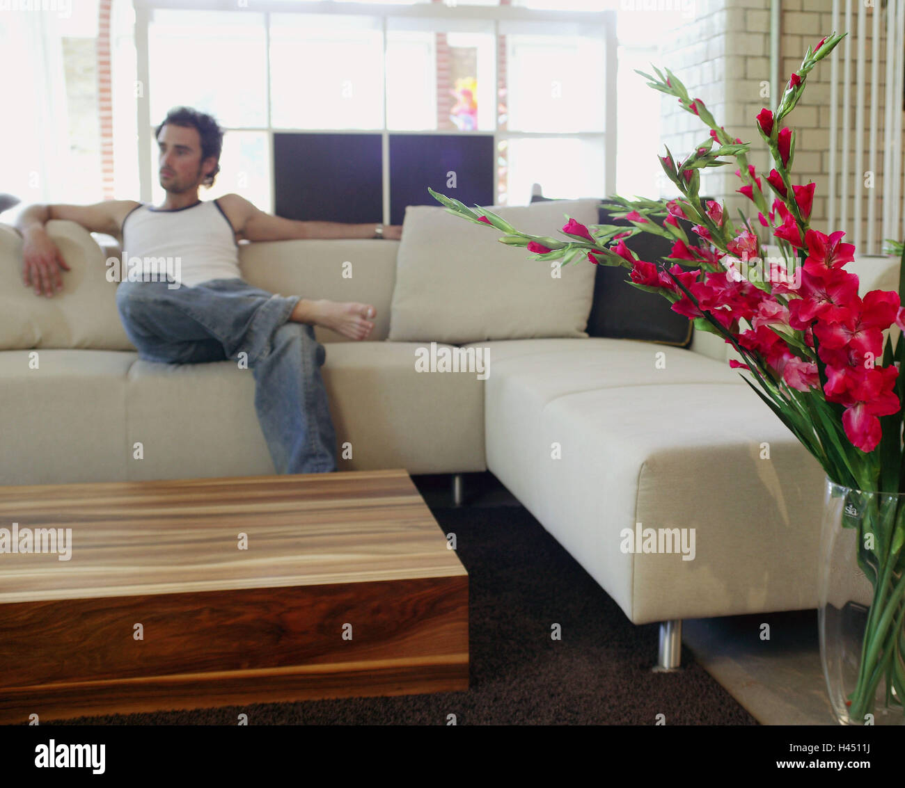 Inneneinrichtung im Loft-Stil mit Mann im Hintergrund, kein Model-Release, Stockfoto