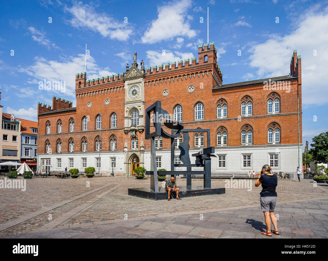 Dänemark, Fünen, Odense, Blick auf den Flakhaven zentralen Platz mit der Italienisch-gotischen Odense City Hall mit Mo Stahl Skulptur Stockfoto