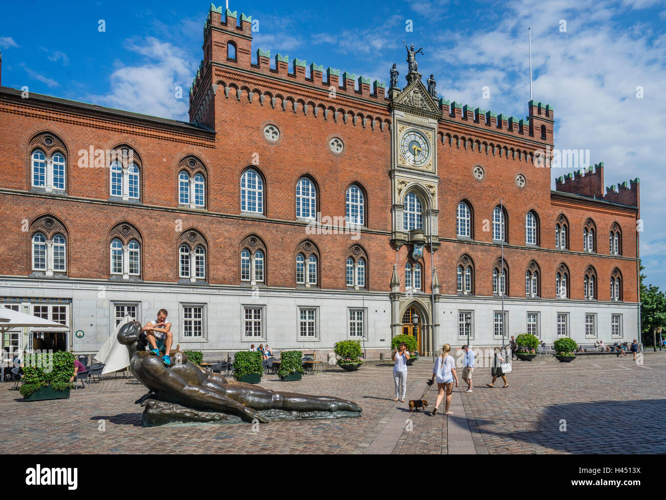 Dänemark, Fünen, Odense, Blick auf Flakhaven Hauptplatz mit der Italienisch-gotischen Odense City Hall, Bronze-Skulptur "Oceania" Stockfoto