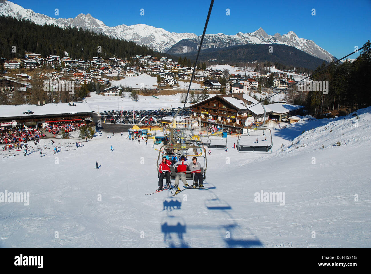 Österreich, Tirol, Meer Bereich, Gschwandtkopf, Sessel-Lift, Skifahrer, Nordtirol, Urlaubsort, Ort, Tourismus, Tourismus, Wintersportgebiet, Wintersport-Ort, Wintersport, Ski Piste, Schnee, Skifahrer, Häuser, lokale Ansicht, Person, Alpen, Gebirge, Aufzug, Skilift, Schatten, Stockfoto