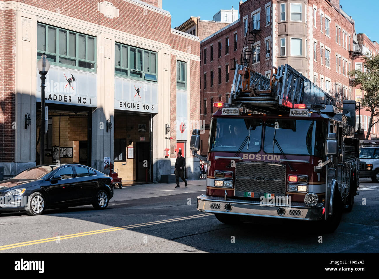 Boston Feuerwehr Fahrzeug gesehen abgehn basieren auf dem Weg zu einem Notfall in der Innenstadt von Boston, MA. Stockfoto