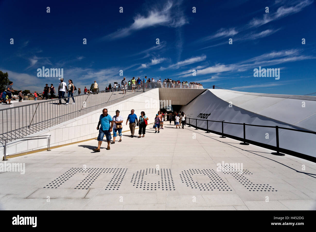 Eintritt in das neueste Museum, der MAAT (Museum für Kunst, Architektur und Technologie) in Lissabon, Portugal Stockfoto