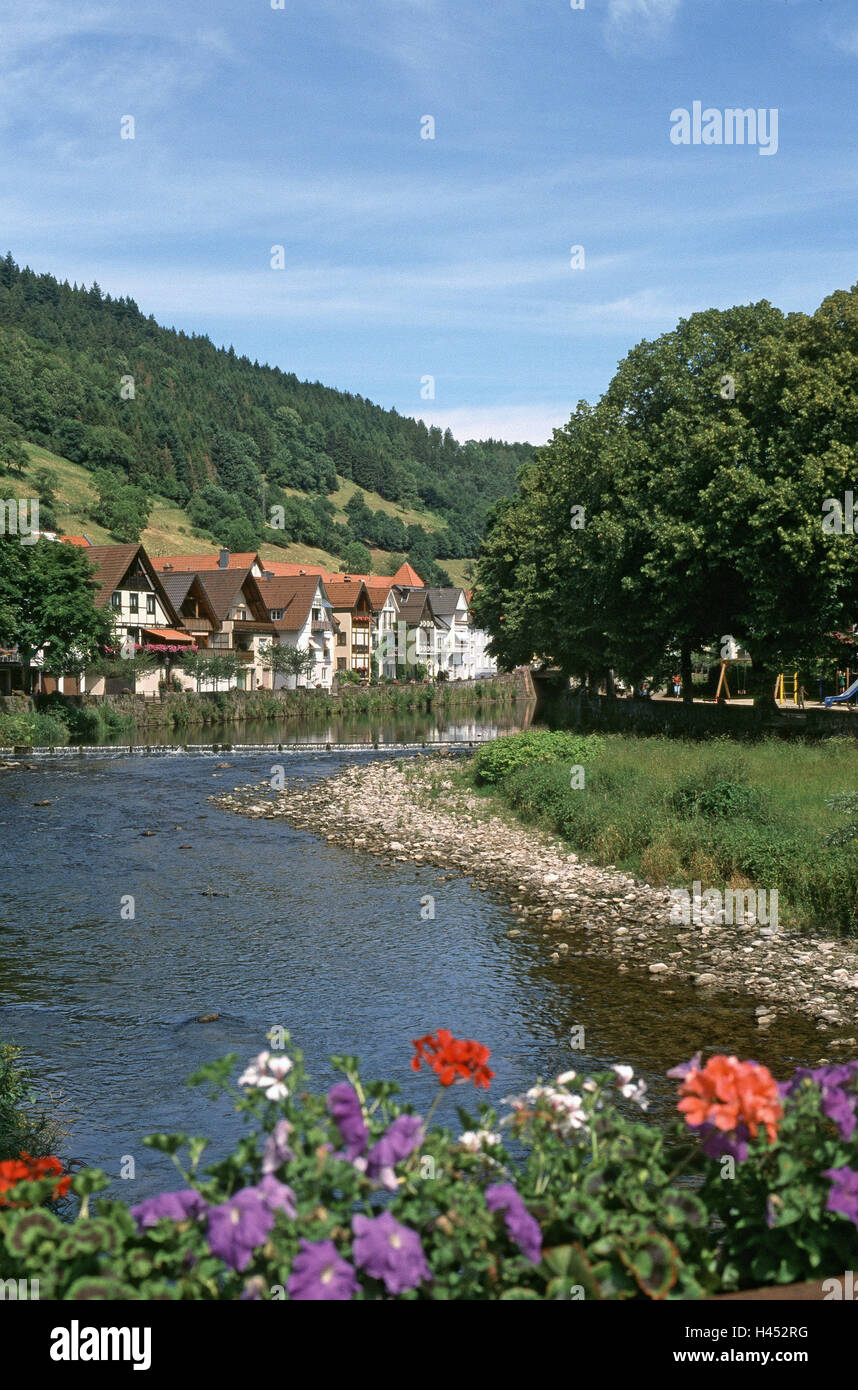 Deutschland, Baden-Wurttemberg, Wolfach, lokale Ansicht, Kinzig, Schwarzwald, Ort, Häuser, Wohnhäuser, Fluss, Gewässer, Flussbett, Steinen, menschenleer, Natur, Reiseziel, Tourismus, Stockfoto
