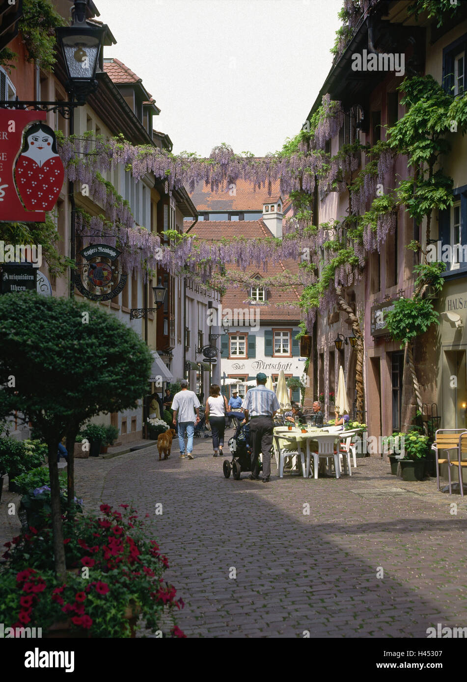 Deutschland, Baden-Wurttemberg, Freiburg, Konviktstrasse, Fußgänger, Breisgau, Häuser, Wohnungen, Häuser, Lane, Straßencafé, Person, Passanten, Stadt-Spaziergang, Reiseziel, Tourismus, Sommer, Blumenschmuck, blaue Regen Stockfoto