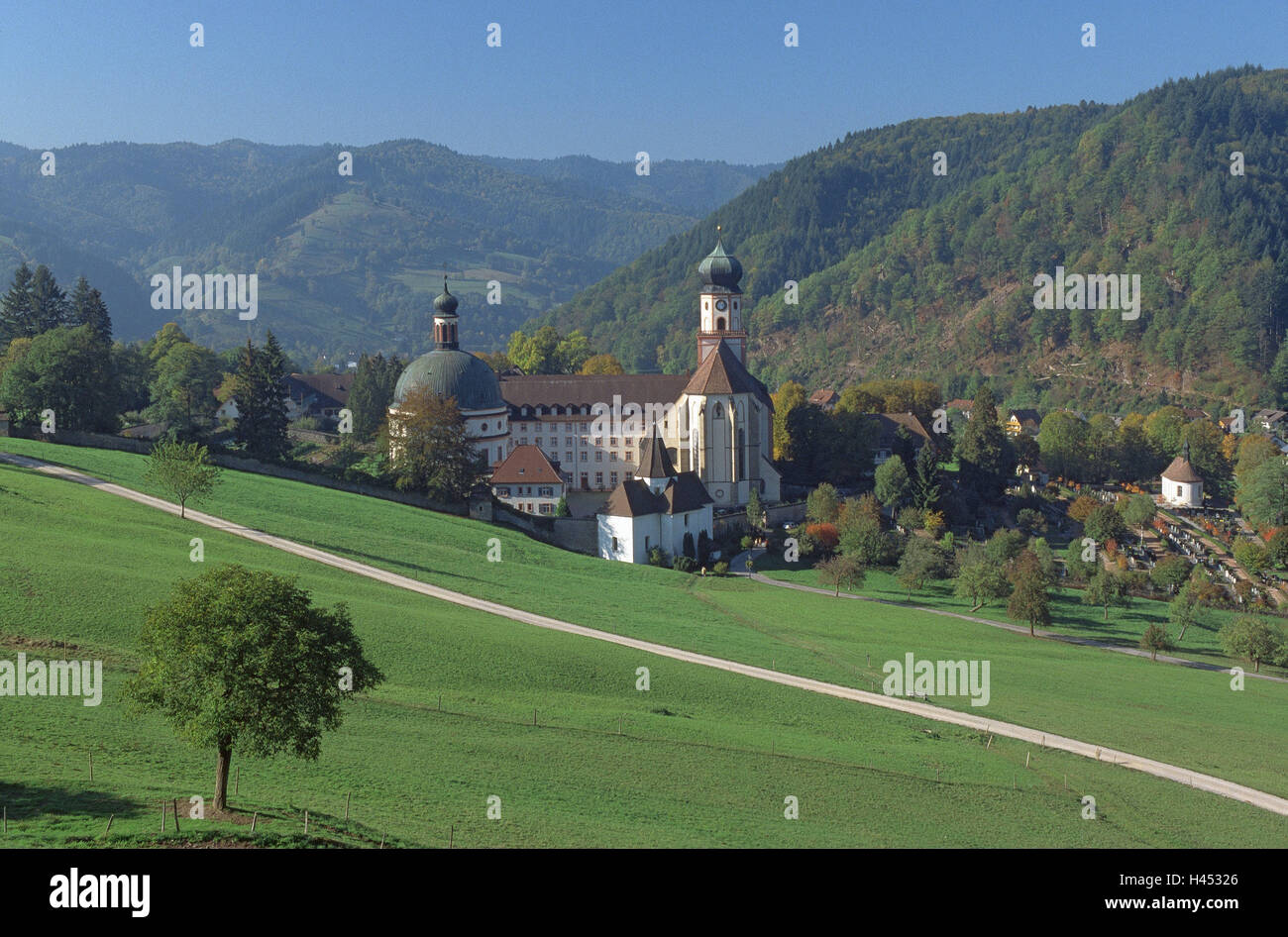 Deutschland, Baden-Württemberg, Schwarzwald, Kathedrale-Tal, Kreuzgang, St. Trudpert, Herbst, Schwarzwald, Süd Schwarzwald, Kreuzgang, Pflanze, Benediktiner Kloster, Pfarrkirche, Barock, Gebäude, Struktur, Architektur, Ort von Interesse, Reiseziel, Tourismus, Stockfoto