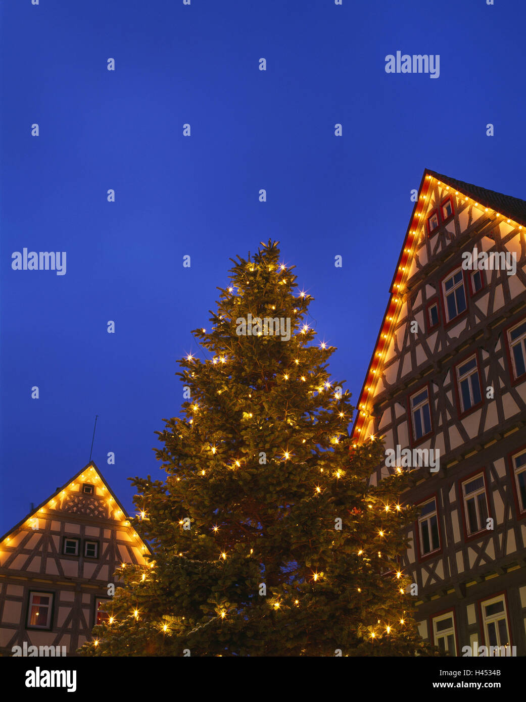 Deutschland, Baden-Wurttemberg, Waiblingen, Marktplatz, Fachwerk Häuser, Weihnachtsbaum, Weihnachtsbeleuchtung, Detail, Abend, Beleuchtung Saison, Lichter, atmosphärisch, Weihnachten, Weihnachten, Yule Flut, Winter, Stadt, Ort, Fachwerk, Fachwerk-Architektur, Architektur, Häuser, Gebäude, Kerze beleuchtet Rallye, Himmel, blau, Stockfoto