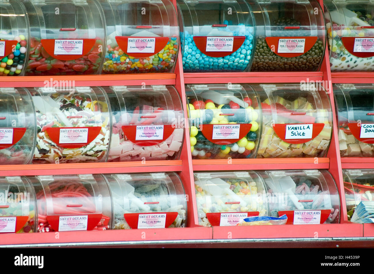 Süße Bonbons candy Zucker zuckerhaltige Ernährung Diäten qualitativ schlechte Zähne Karies Zahn Rot faulen Fäulnis Stockfoto
