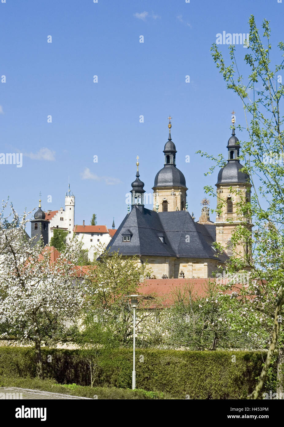 Deutschland, Bayern, Gößweinstein, Basilika der Heiligen Dreifaltigkeit, Schloss, Sehenswürdigkeit, Ort von Interesse, Stadt, Gebäude, Kirche, Gebäude, Basilika, Franken, Fränkische Schweiz, Frühling, Kirsche Blume, Oberfranken, Wallfahrt, Wallfahrtsbasilika, Wallfahrt Stockfoto