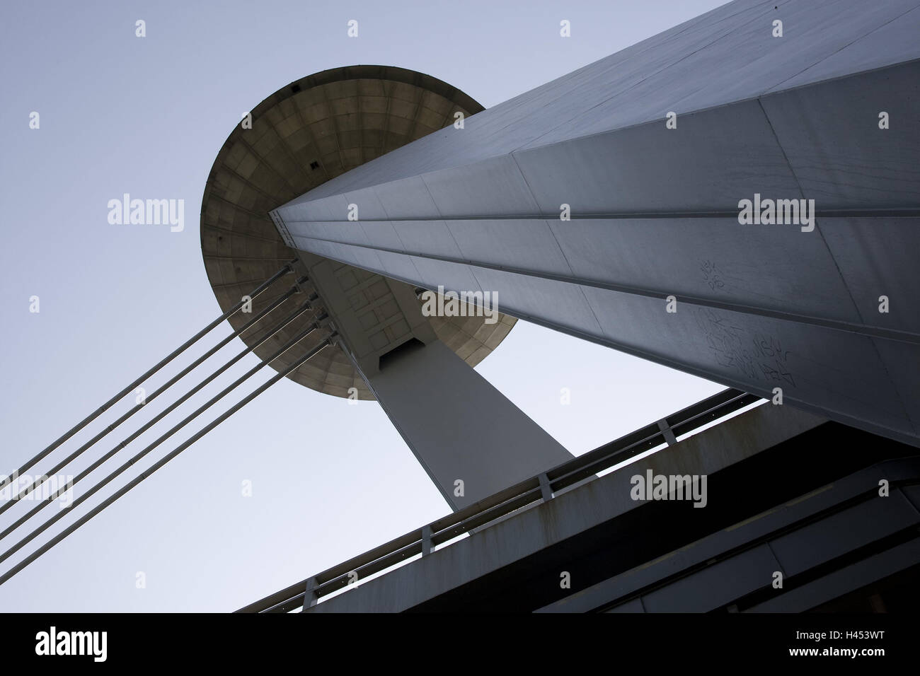 Slowakei, Bratislava, neue Brücke, Pylon Lookout, von unten diagonal Seilbrücke, Straßenbrücke, Detail, Säule, Brücke Detail, Plattform, Ansicht, Brückenpfeilers, Stahlpylone, Bau, Stahl-Design-Arbeit, Drahtseile, Architektur, Restaurant, Café, Turm Café, UFO-Form, Attraktion, Perspektive, niemand, Stockfoto