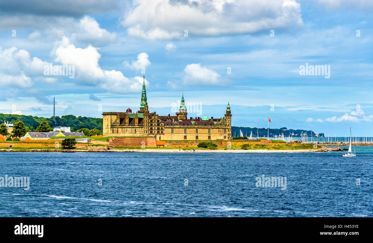 Blick auf Schloss Kronborg von Öresund, die Meerenge in Dänemark Stockfoto