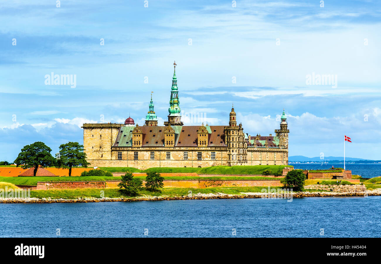 Blick auf Schloss Kronborg von Öresund, die Meerenge in Dänemark Stockfoto