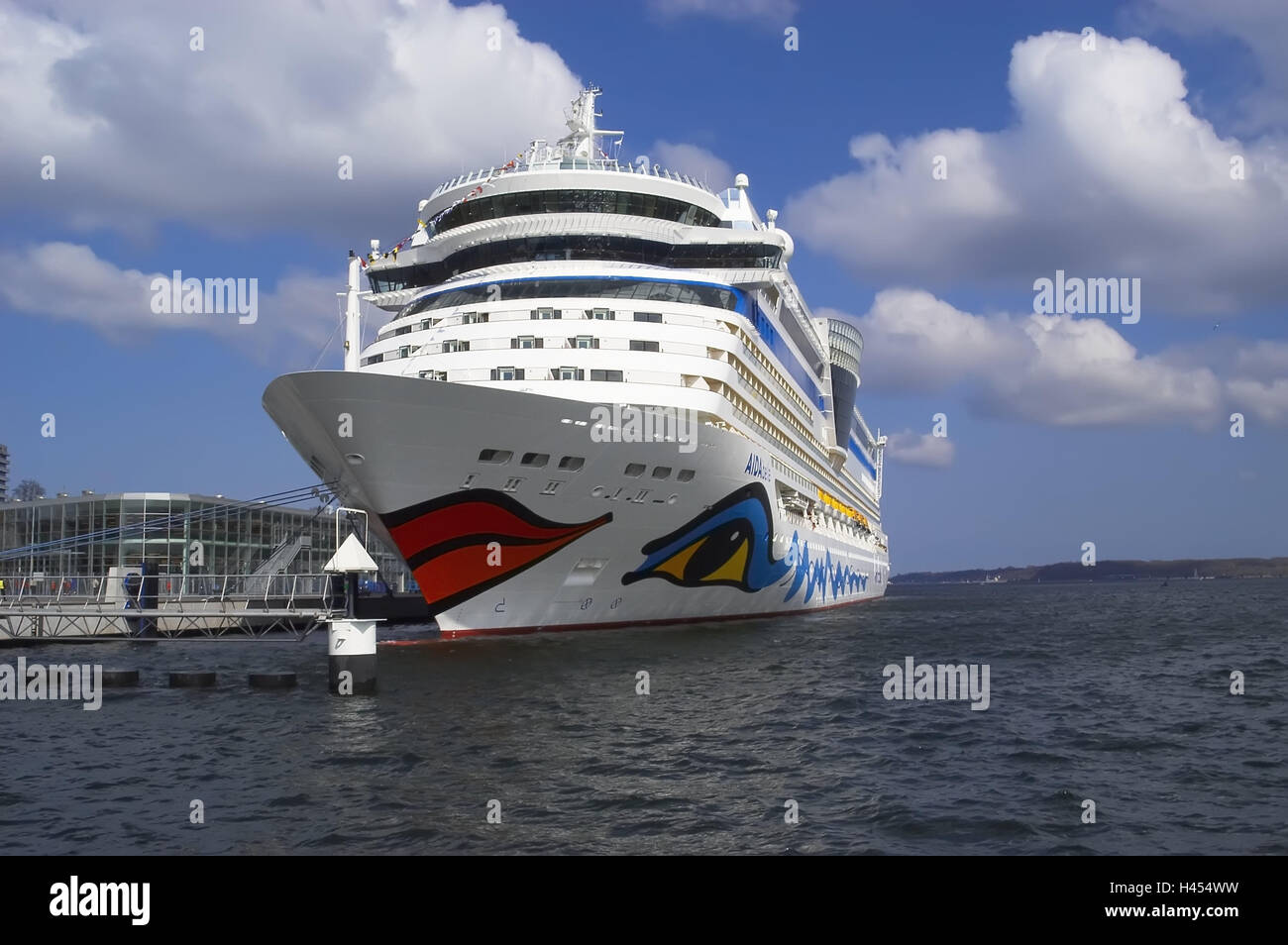 Deutschland, Schleswig - Holstein, Kiel, Hafen, Kreuzfahrtschiff AIDA, Kiel / Ostsee Kai, der Ostsee, Ostsee Kai, Bootssteg, Passagierschiff, Kreuzfahrt Schiff, Kreuzfahrt, Schiff, Navigation, Urlaub, Tourismus, Wellness, Erholung, niemand, Stockfoto