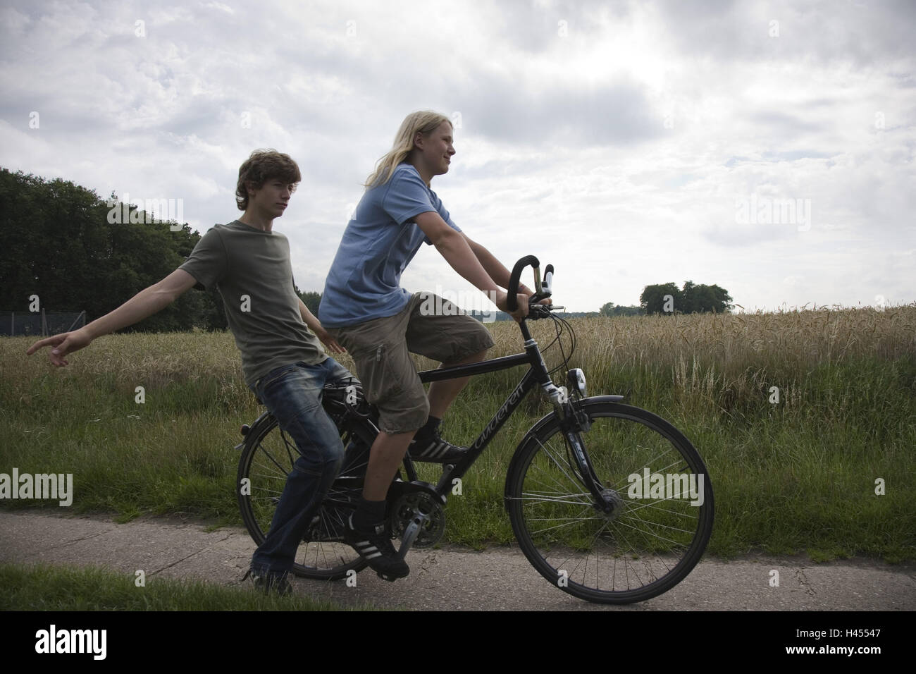 Zyklus Weg, junge, zwei, Teenager, Fahrrad, Gepäckträger, Stockfoto