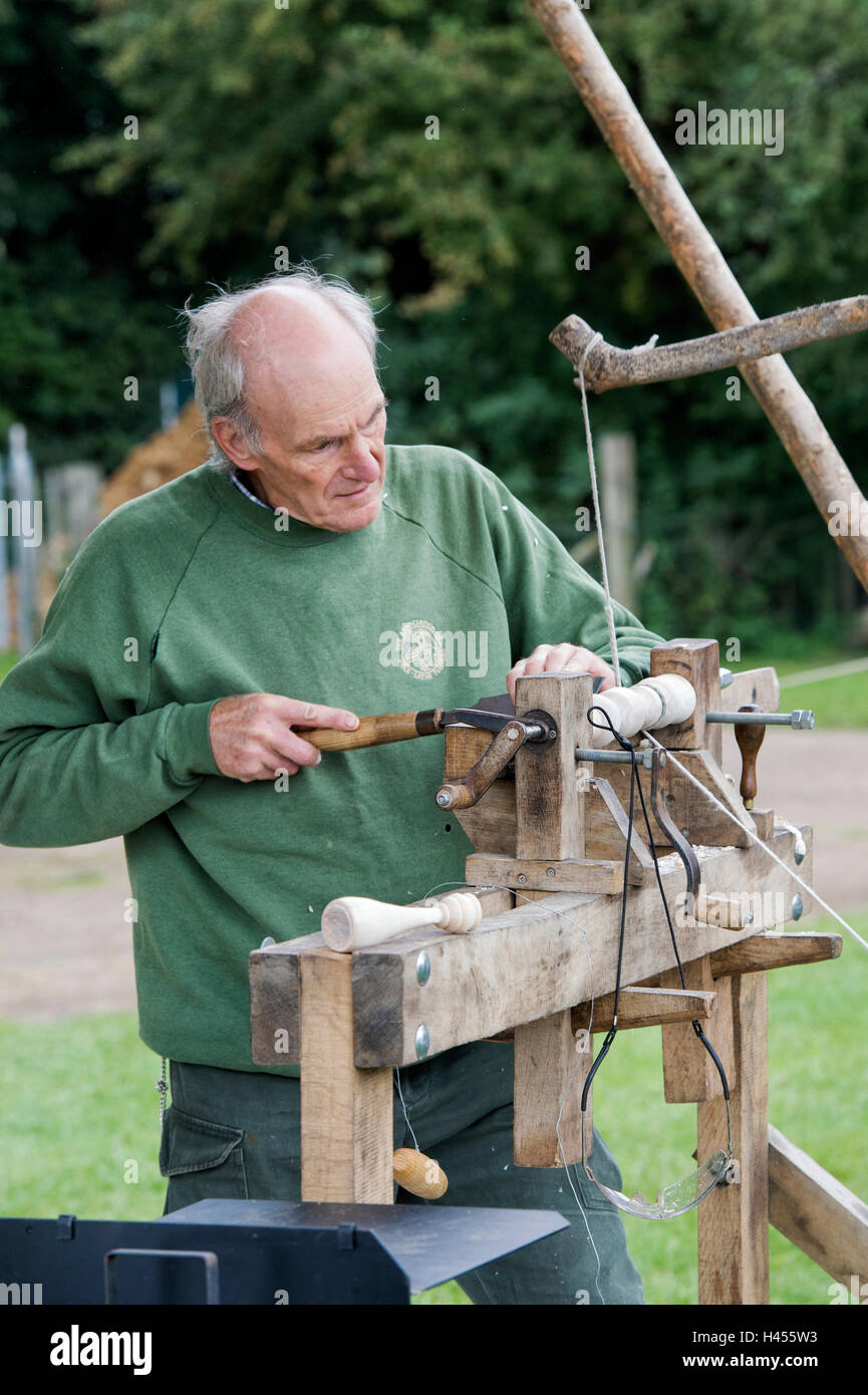 Man pole Lathe bei Weald und Downland Open Air Museum, Herbst Landschaft zeigen, Sussex, England drehen Stockfoto