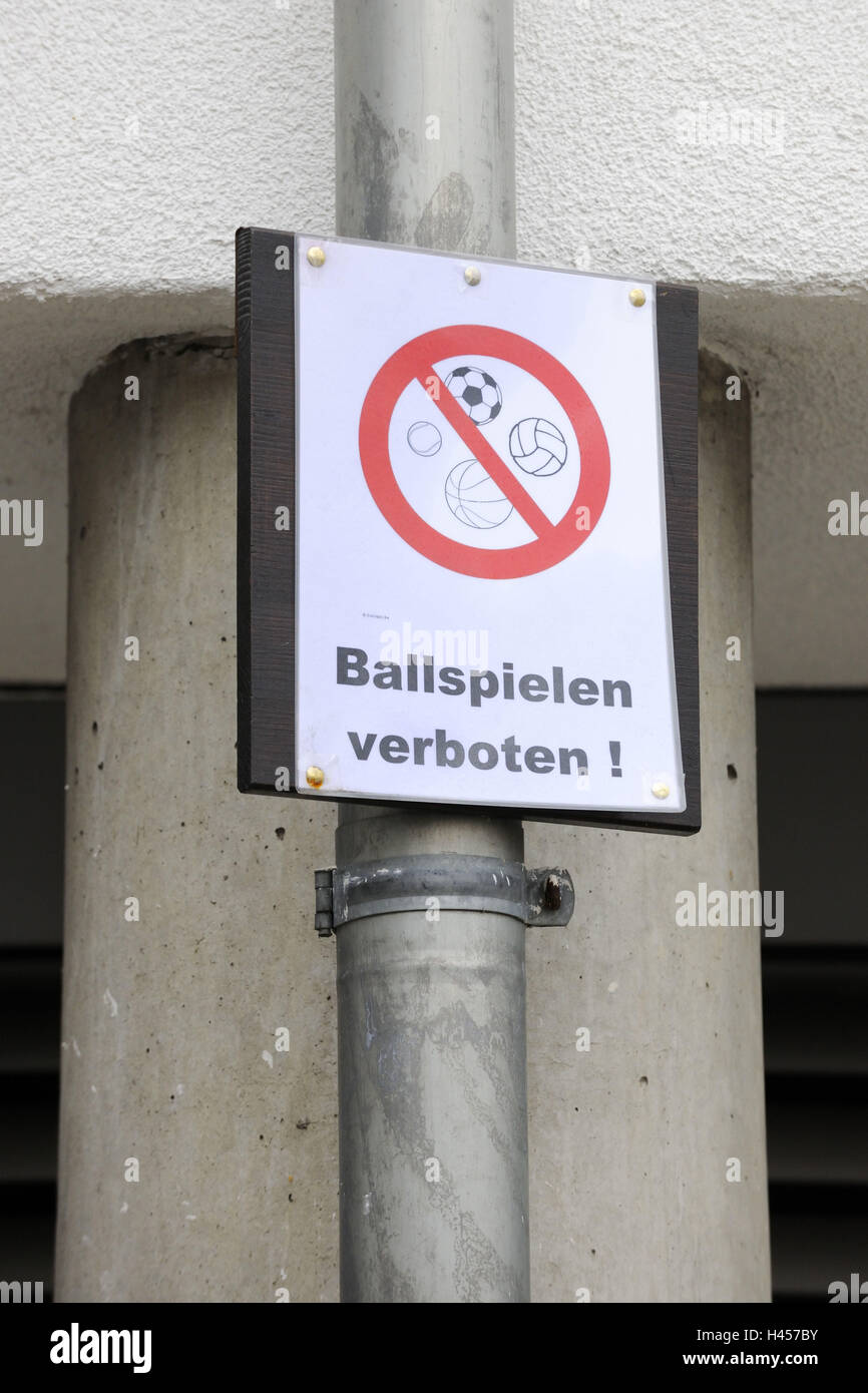 Kein Parkplatz-Schild, zu Ballspielen Verbot, Stockfoto