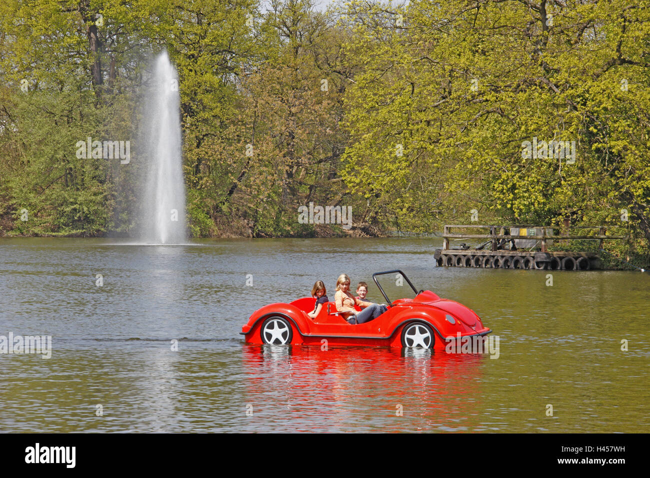 Kurpark, großen Teich, Tretboot, Besucher, Deutschland, Hessen, Boot, Besucher, Familie, Kinder, Kurgäste, Frühling, "Auto", Teich, Jet, Stockfoto