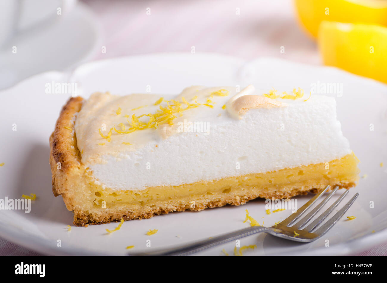 Zitronen-Käsekuchen, sehr einfache Kuchen, rustikale Ecken des Teiges Stockfoto