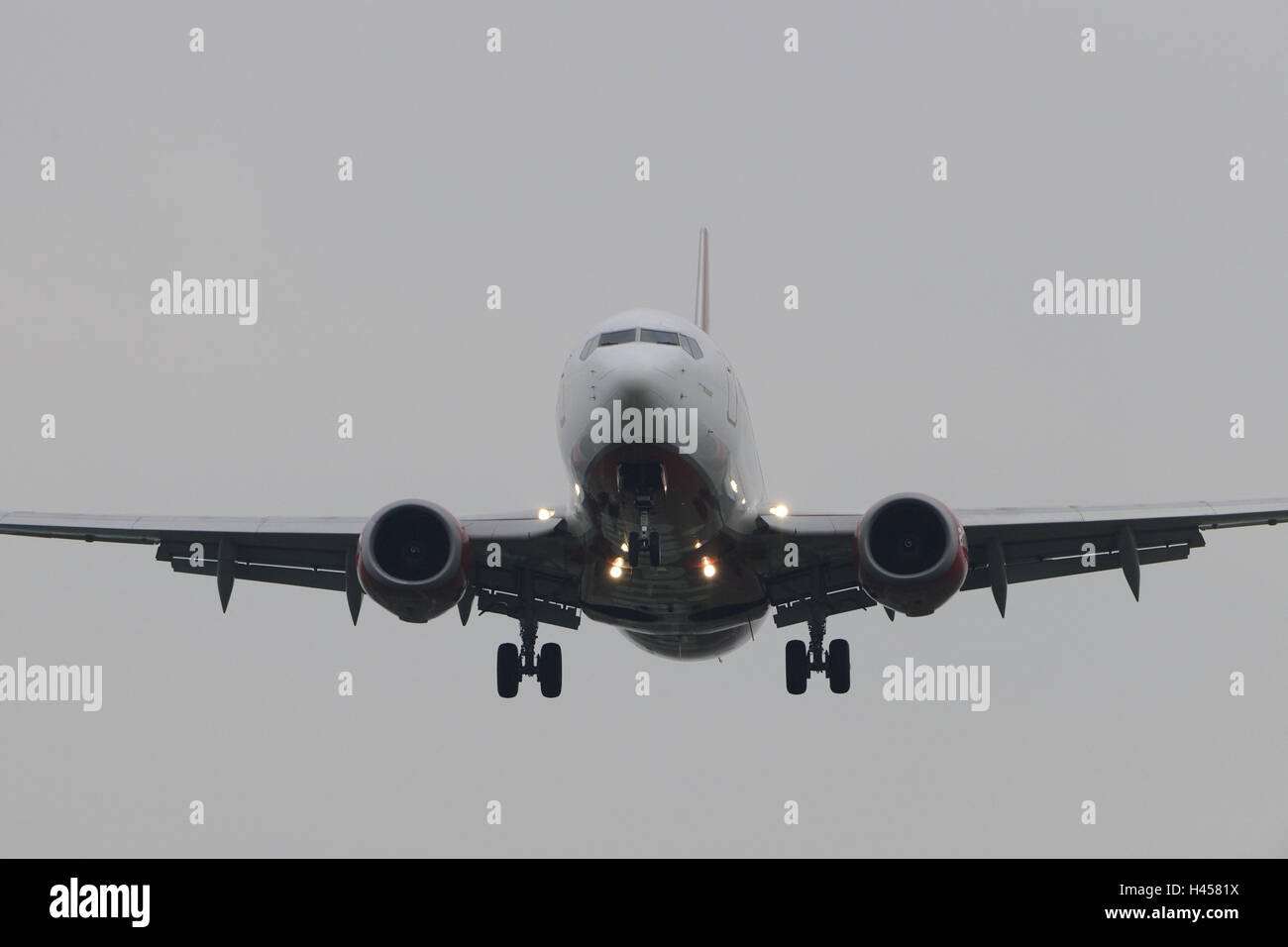 Airbus, Land Ansatz, Dunst, Reise durch die Luft, Flugzeuge, Landung, Reiseziel, Anreise, Aviation, air Traffic, Ansatz, Luftverkehr, Reisen, Tourismus, Flughafen, Flugzeug, Reisen, Smog, Verkehr, A380, Beleuchtung, Stockfoto