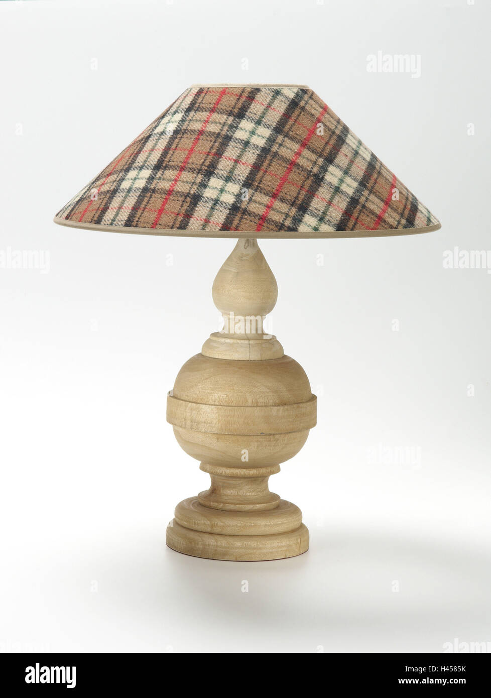 Tischleuchte, Fuß aus Holz, überprüft Lampenschirm Stockfotografie - Alamy