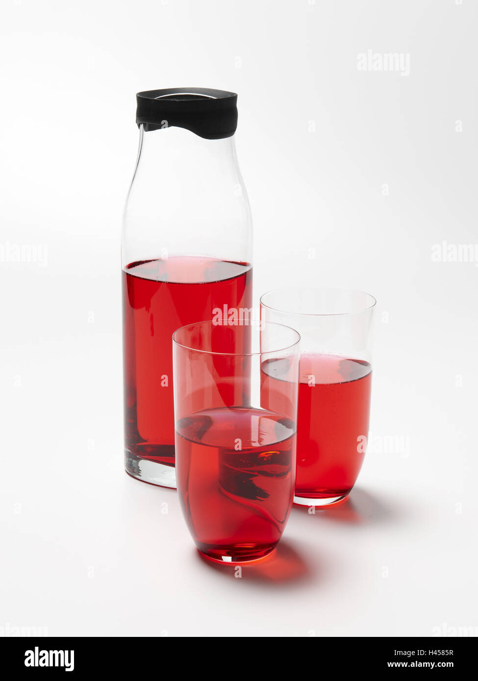 Glasflasche, Gläser, rote Flüssigkeit, Stockfoto