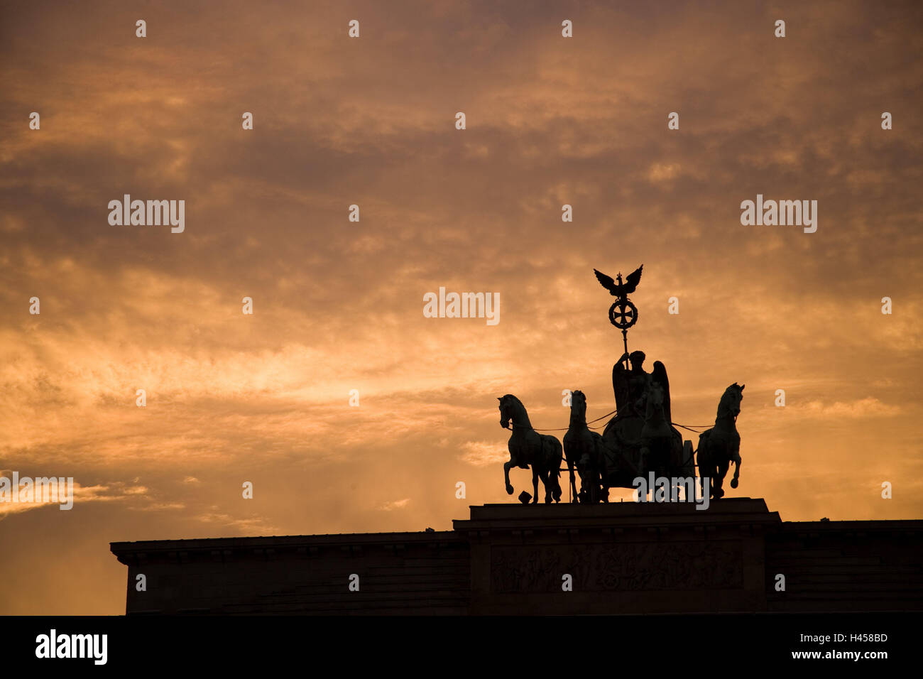 Deutschland, Berlin, Paris Platz, das Brandenburger Tor, Detail, Quadriga, Silhouette, Nachleuchten, Europa, Stadt, Hauptstadt, Gebäude, Architektur, Struktur, Sehenswürdigkeit, Kultur, Ort von Interesse, architektonischen Stil Klassizismus, Quadriga, Abend-Himmel, Orange, Cloudies, Ziel Stockfoto