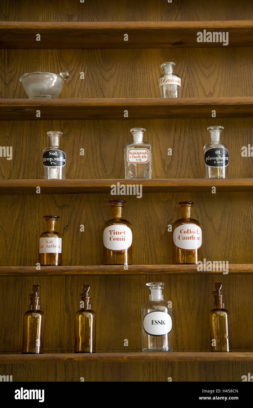 Apotheke, Regal, Glas, Flaschen, sortiert, Etiketten, Holz Stockfotografie  - Alamy