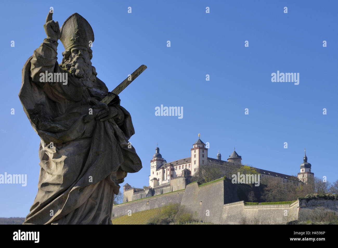 Deutschland, Bayern, Unterfranken, Würzburg, Festung Marien Berg, Statue Stück Kilian, Architektur, Bäume, Struktur, Gebäude, Türme, Ort von Interesse, Kultur, Sehenswürdigkeit, Hill, Reiseziel, Tourismus, Burg, Franken, Stadt, Weinregion, bewölkten Himmel, Frühling, Denkmal, Stockfoto