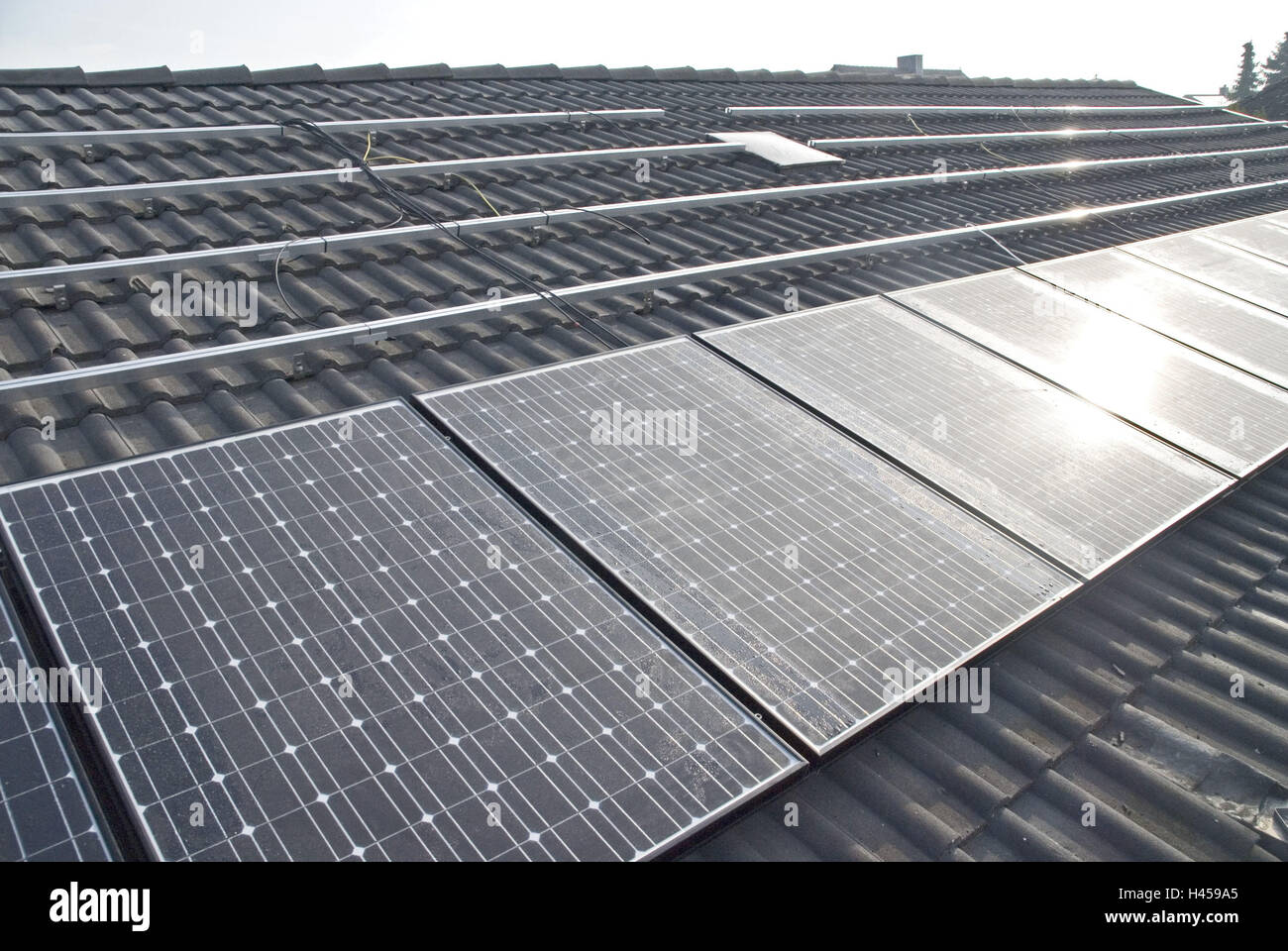 Energie, Solarenergie, Photovoltaik, Bearbeitung, Photovoltaik-Elemente, Halterungen, Dach, Stockfoto