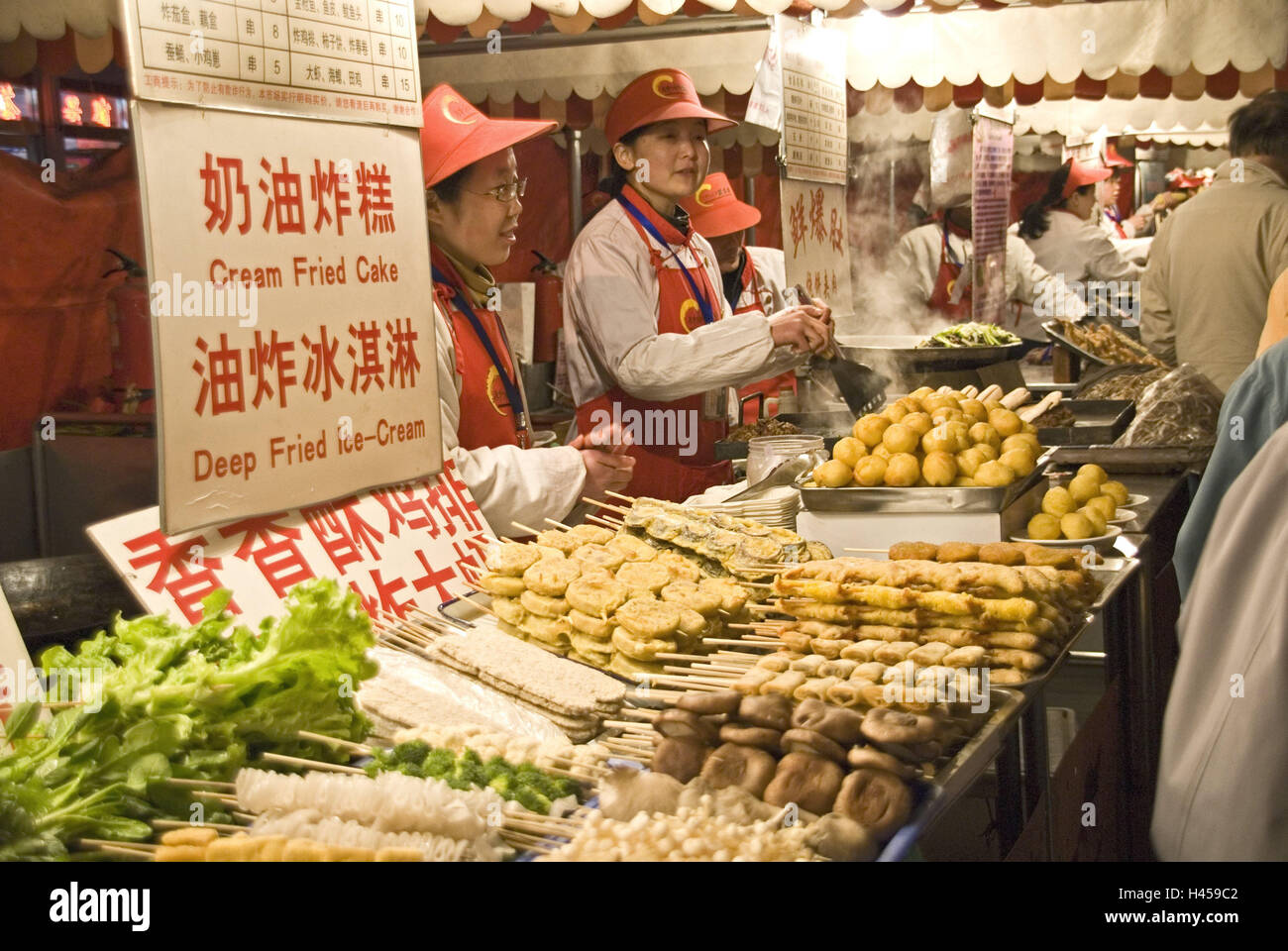 China, Peking, Old Town, Nachtmarkt, snack stand, spuckt, Verkäuferinnen, kein Model-Release, Stockfoto
