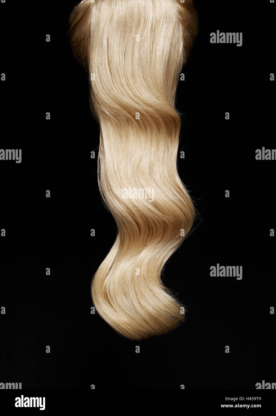 Blonde Haare, lange, corrugatedly, schwarzer Hintergrund, Stockfoto