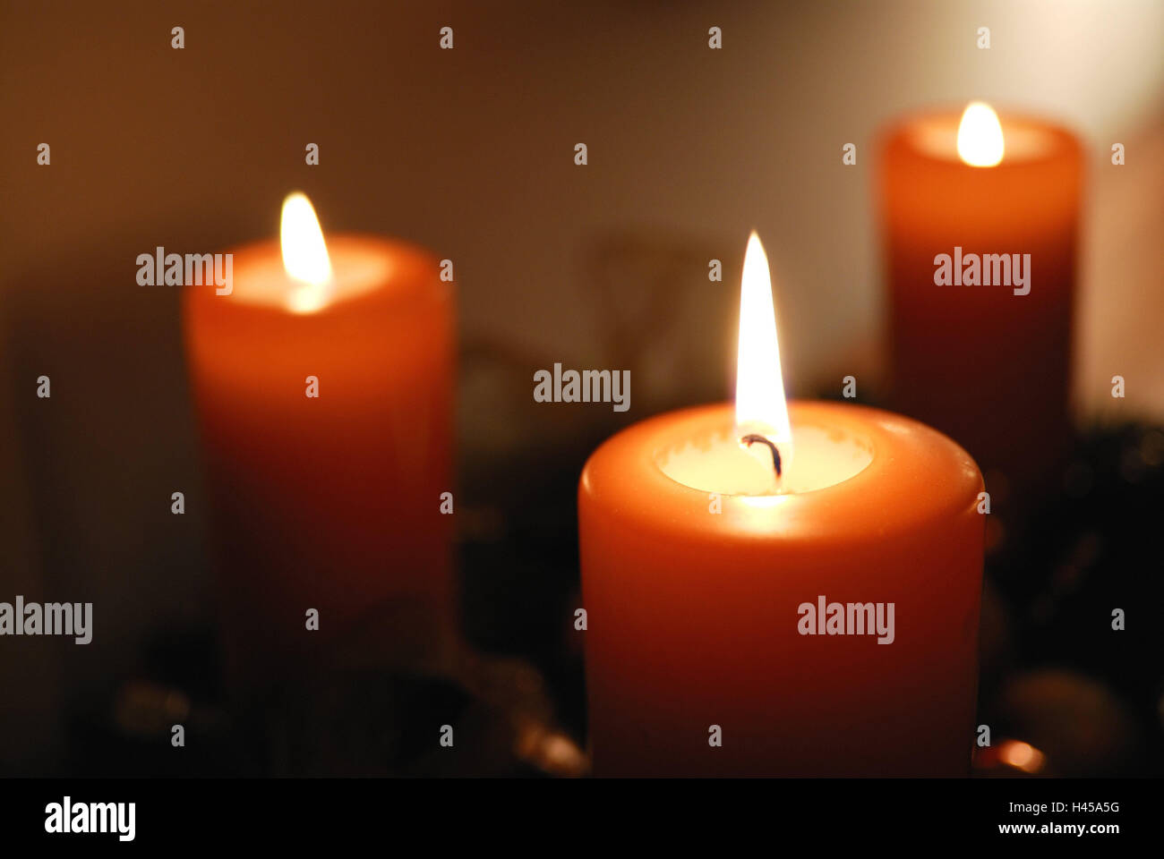 Adventskranz kerze anzünden -Fotos und -Bildmaterial in hoher Auflösung 