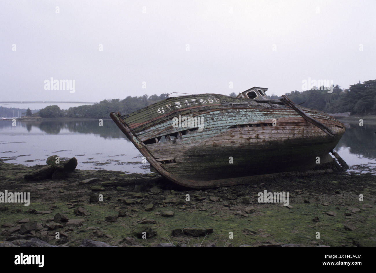 Frankreich, Bretagne, Benodet, Fluss Odet, Wrack, Schiffswrack, Angeln Trawler, Zerfall, Ausfahrt, alte, verwitterte, Holz, Farbe, Zerstörung, Mast, Rost, Schrott, Metall, Körper, Rumpf, Ufer, Wasser, Meer, Küste, Ebbe, Symbol, Bucht, Holz, geheimnisvoll, furchtbar, Gefahr, Textfreiraum, Stockfoto