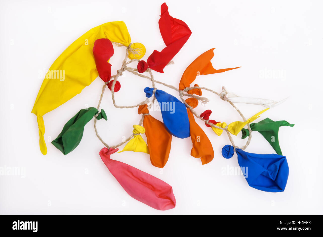 Luftballons, platzt, Kabel, Studio, Freisteller, platzen, Ballons, spielen, Farben, hell, gebrochen, Kindergeburtstag, Kindheit, Vergänglichkeit, Zerstörung, unterschiedliche Stockfoto