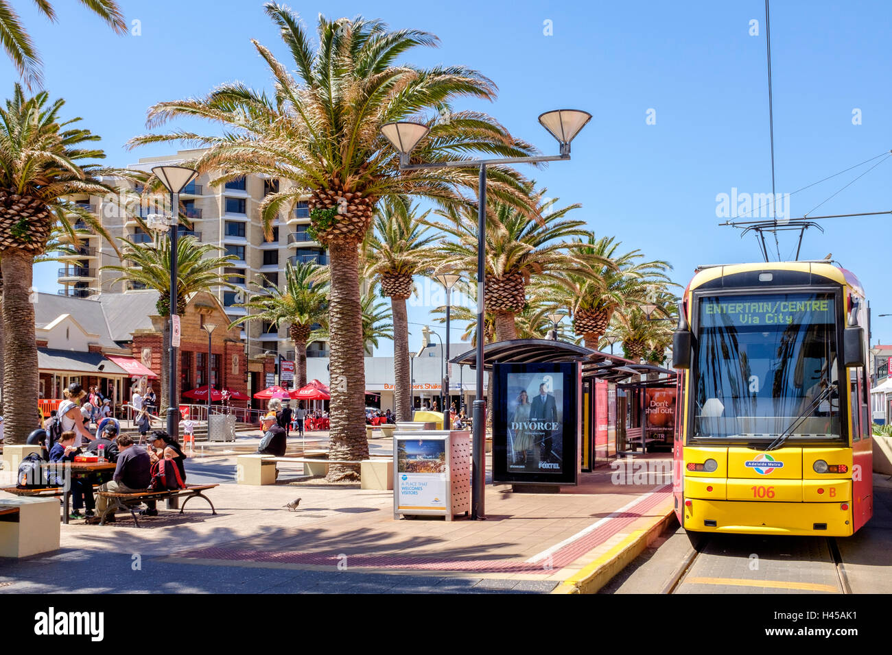 Von der Straßenbahnhaltestelle am "Platz der Moseley" Glenelg, South Australia populärsten Strand-Entertainment-Bereich. Stockfoto