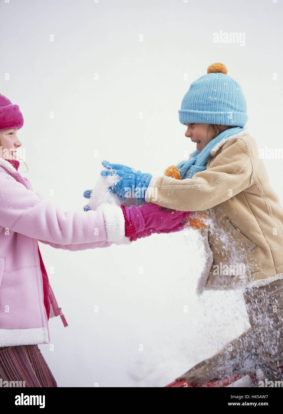 Junge, Mädchen, Schnee, werfen einander, Seitenansicht, Stockfoto