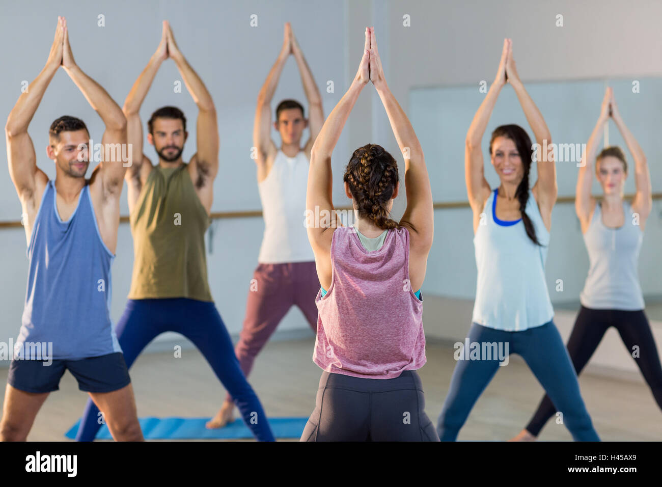 Kursleiter Yogakurs teilnehmen Stockfoto