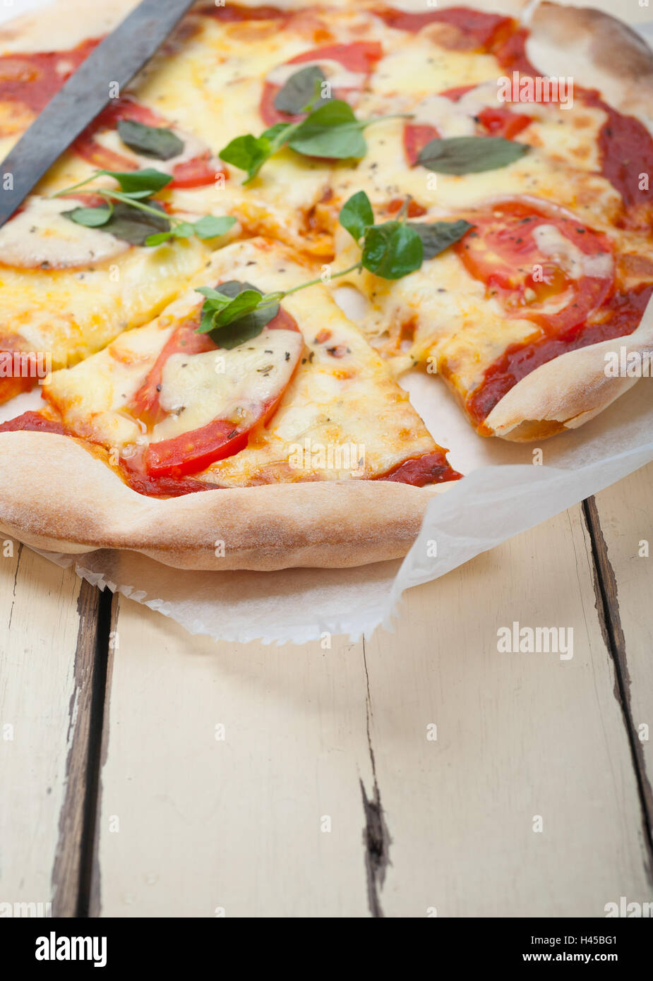 Traditionelle italienische Pizza Margherita Tomate Mozzarella und Basilikum Stockfoto