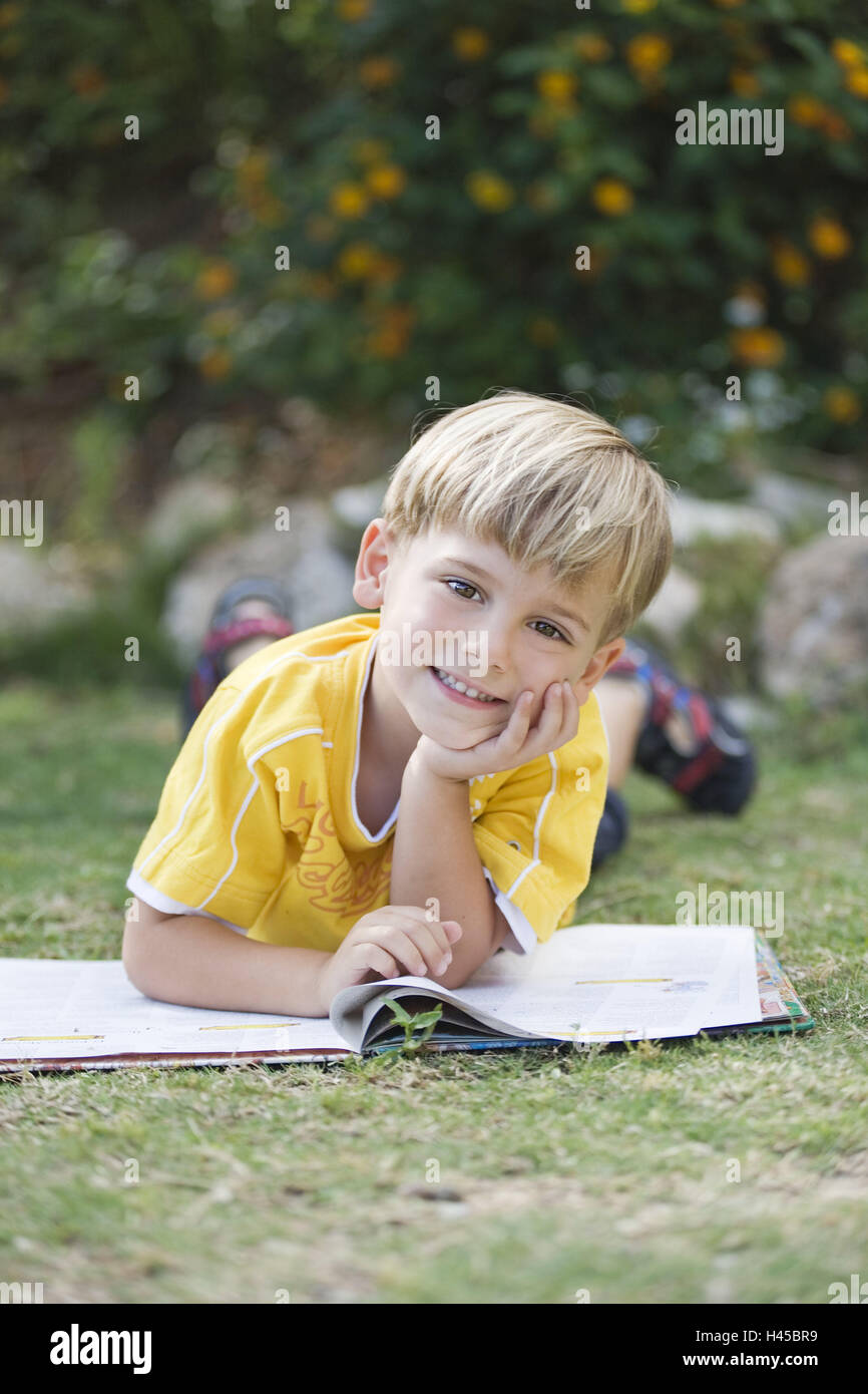 Kind, Lüge, junge, Buch, lesen, Garten, Lächeln, Porträt, Stockfoto