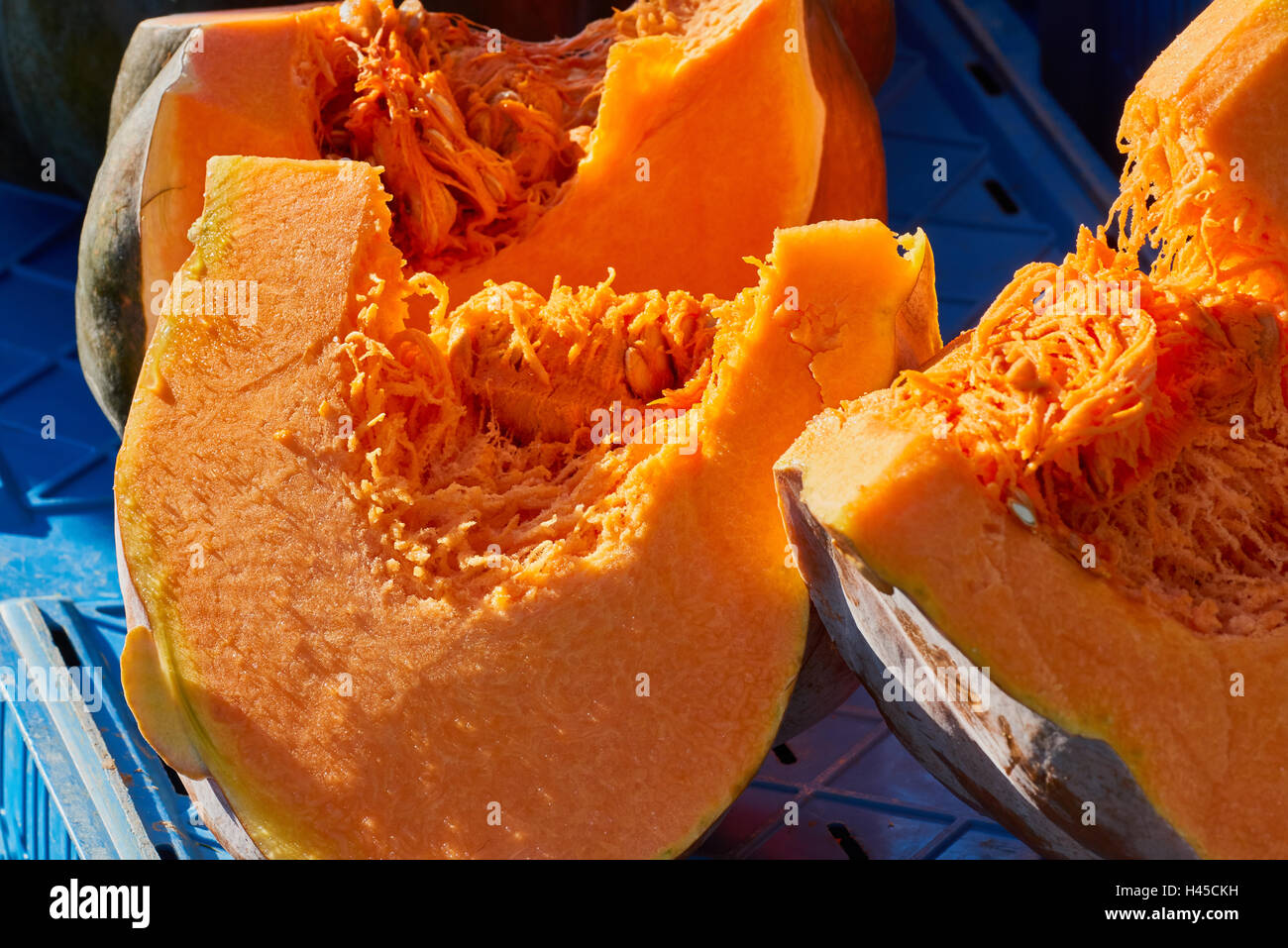 In Scheiben geschnittenen Kürbis mit bunten orange Frucht Fruchtfleisch einladenden Geschmack auf einem lokalen Markt. Stockfoto