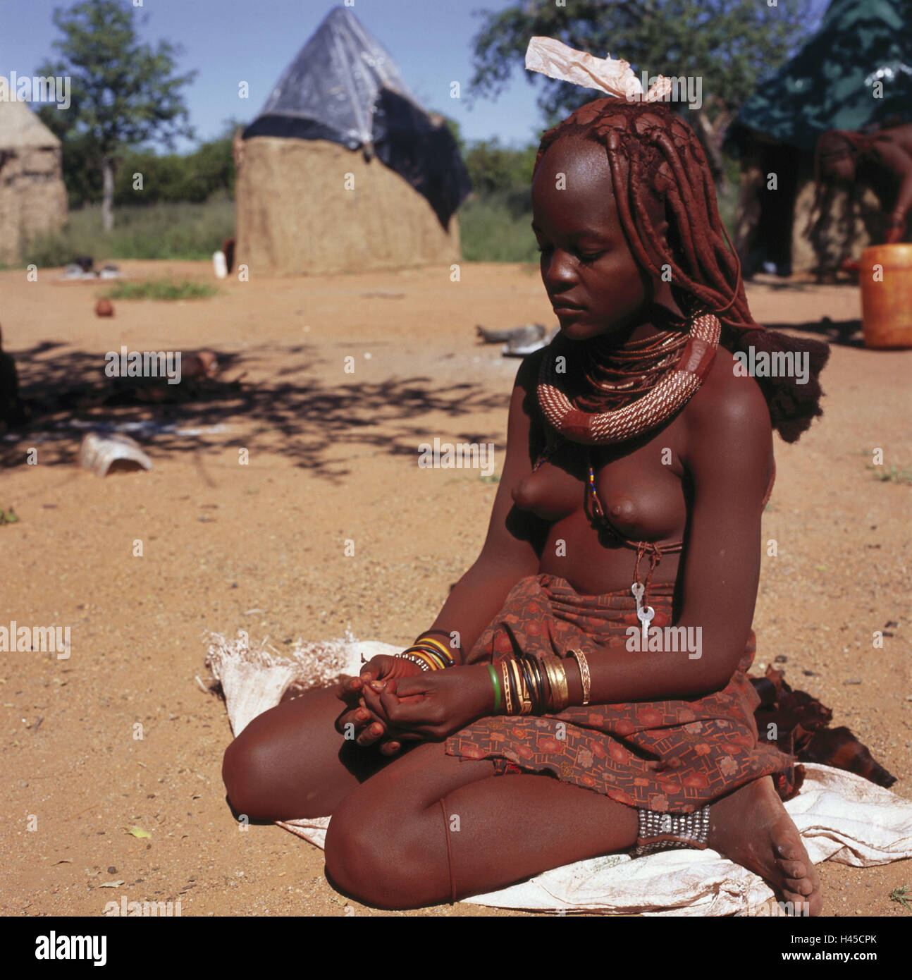 Namibia, Kamanjab, Himba Frau, Süd-West, Afrika, Afrika, Stamm, Stamm der Himba, Himba, Person, einheimischen, Stamm, Haare, Frisur, Tradition, Sandboden, Tuch, sitzen, Stockfoto