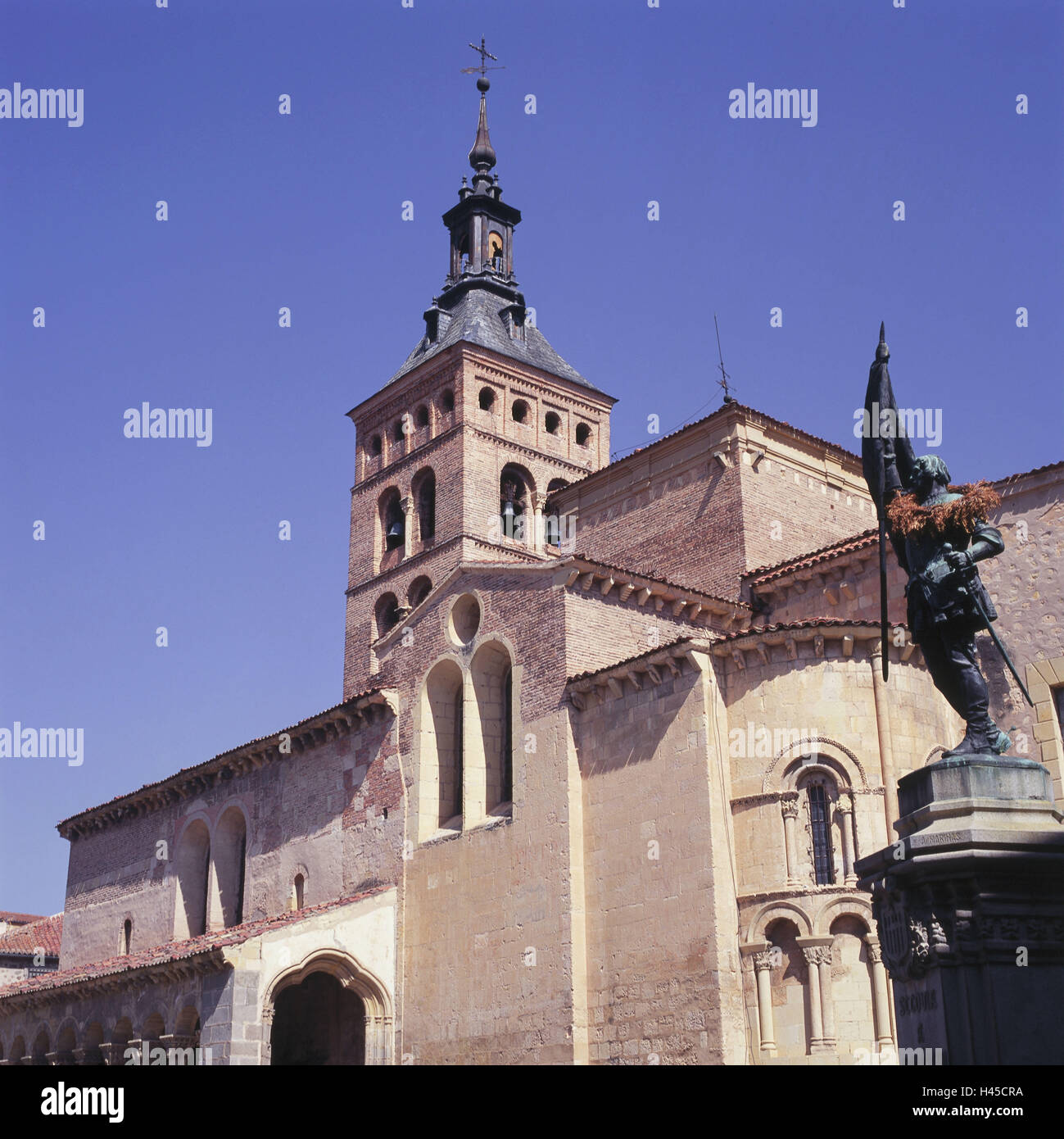 Spanien, Castilla Y Leon, Segovia, Kirche San Martin, Kirche, Pfarrkirche, Struktur, Architektur, Ort von Interesse, Reiseziel, Tourismus, Statue, Statue aus Bronze, Stockfoto